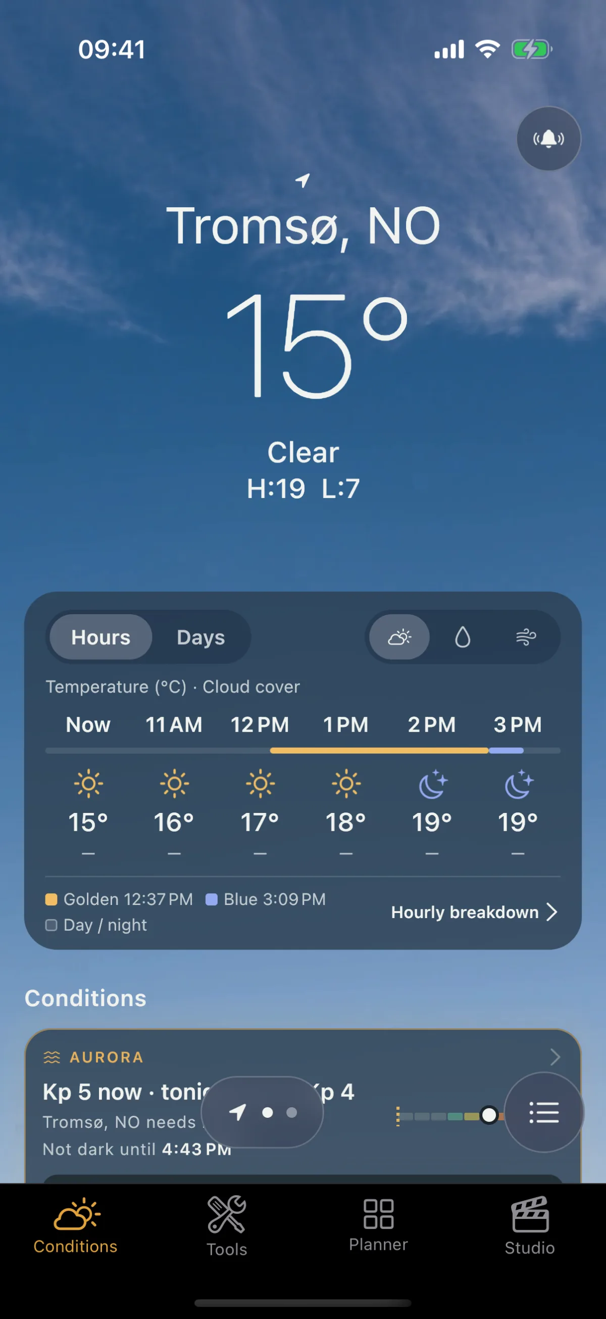 iPhone 上已开启提醒的地点页面：右上角的铃铛显示已开启，底部的页面圆点现在显示有两个地点。