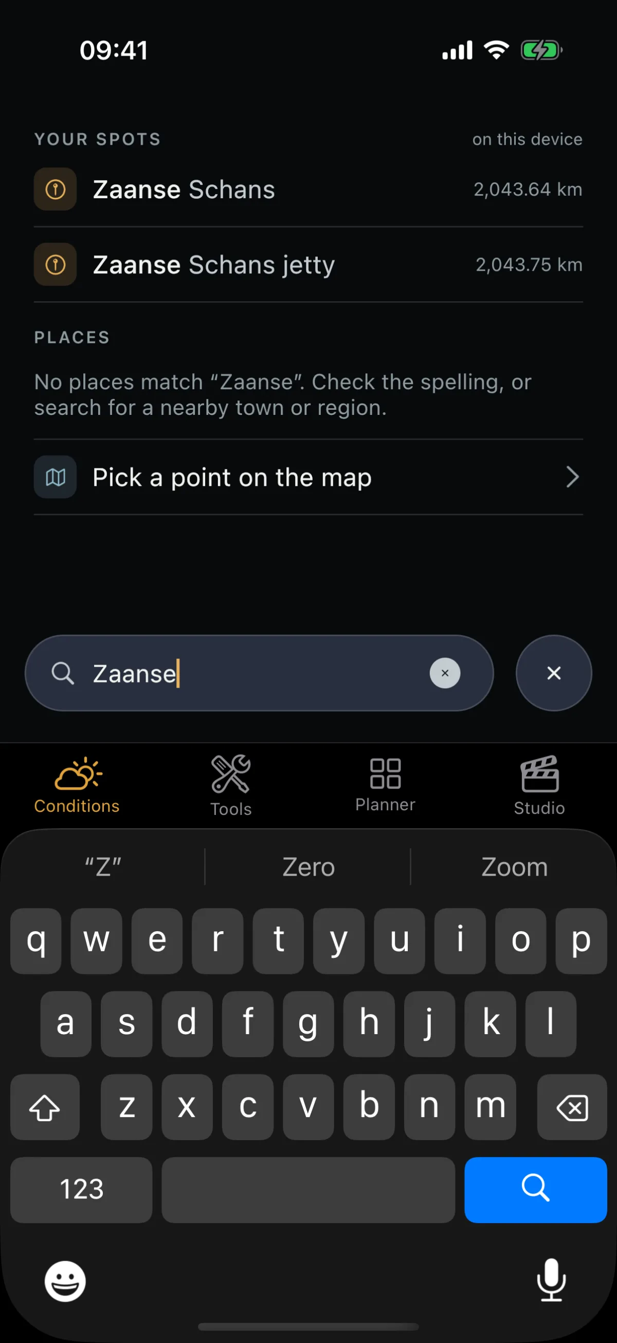 iPhone 上的地点搜索：“你的地点”下有两处已保存的机位及各自的距离，“地点”下没有同名结果，还有一个在地图上选点的链接，下方是搜索栏和键盘。
